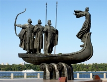 В Киеве развалился пополам памятник основателям города